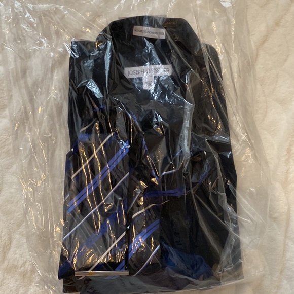 Moore’s suit - Picture 10 of 12